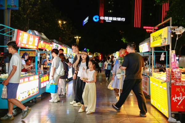 夜幕下的北泉夜市煙火氣十足。 熊輝攝