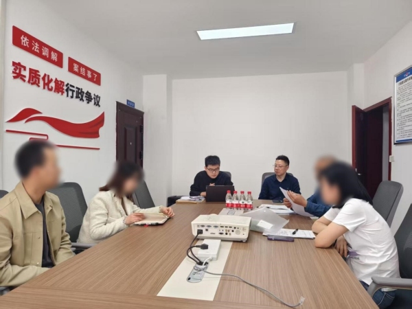 復(fù)議機構(gòu)工作人員與調(diào)解員組織當(dāng)事雙方開展調(diào)解。北碚區(qū)司法局供圖