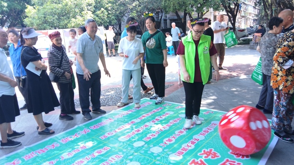投骰子贏粽子游戲。龍山街道供圖