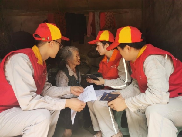 國家電網重慶電力（城口營銷）紅巖共產黨員服務隊為孤寡“五保戶”老人上門辦理“減免10度電”。國網城口供電公司供圖
