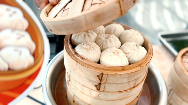 “渝味360碗”商家展區(qū)陳列的特色美食。主辦方供圖