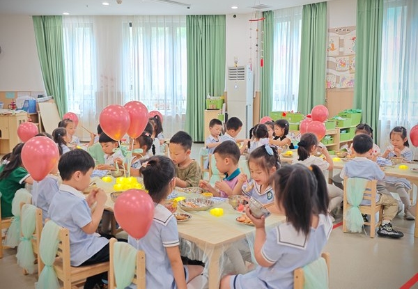 系列活動：自助餐。北碚區(qū)椿山幼兒園供圖