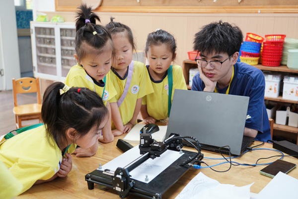 AI機(jī)械臂書(shū)寫。主辦方供圖