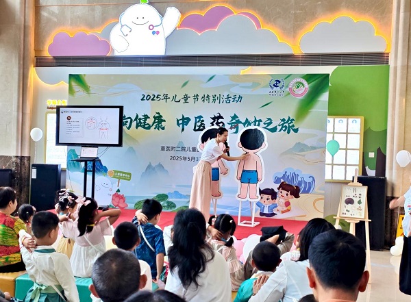 孩子們正在學(xué)習(xí)常見穴位知識。施懿攝