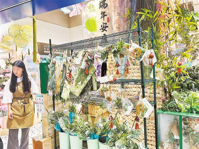 端午節(jié)期間，艾草花束走紅。記者 邱小雅 攝\視覺重慶