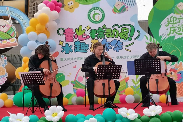 柴可夫斯基音樂學(xué)院的三位音樂家?guī)泶筇崆傺葑唷Ｖ貞c師范大學(xué)附屬幼兒園供圖