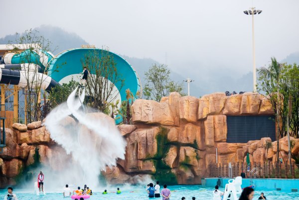 精彩的水上表演。鄭城東攝