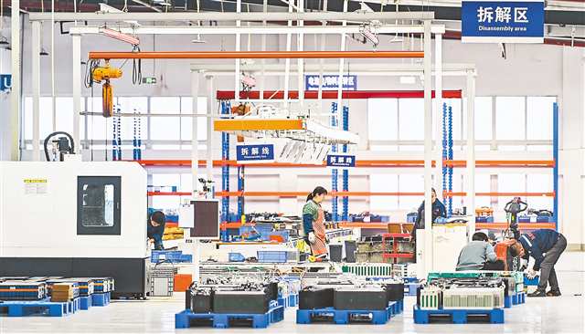 潼南區(qū)汽車回收利用產(chǎn)業(yè)園，弘喜汽車車間，工作人員進行新能源汽車的電池拆解。（資料圖片）記者 齊嵐森 攝\視覺重慶