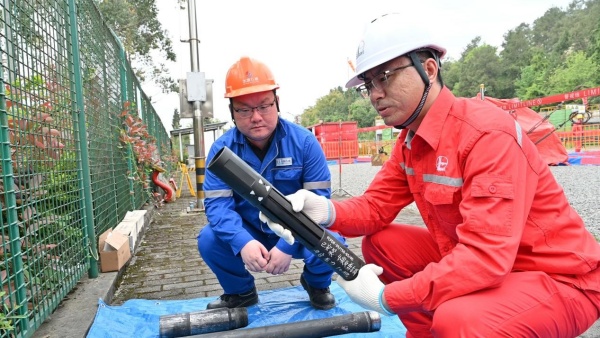 鄭瑞波檢查國產(chǎn)化防頂回式機(jī)械堵塞器。涪陵頁巖氣公司供圖