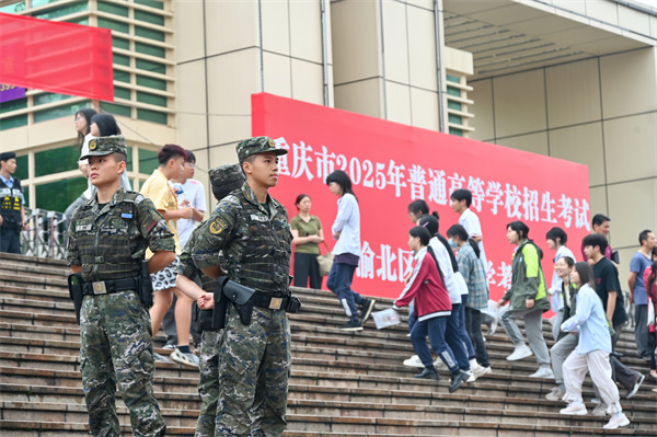 莘莘學(xué)子趕赴高考考場，身負(fù)高考警衛(wèi)重任的執(zhí)勤官兵也奮斗在他們的“趕考”路上。武警重慶總隊執(zhí)勤第二支隊供圖