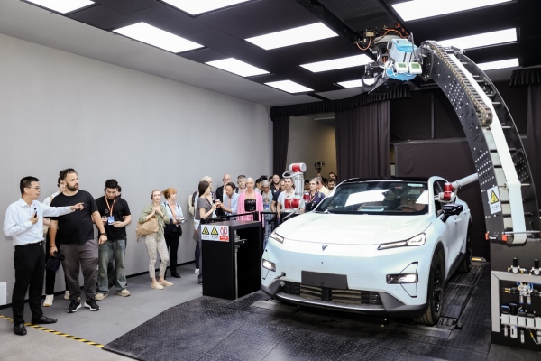 歐洲媒體參觀參觀長安汽車全球研發(fā)中心。長安汽車供圖