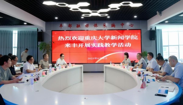 媒體融合實(shí)踐教學(xué)，校地合作協(xié)同育人。黃鳳麟攝