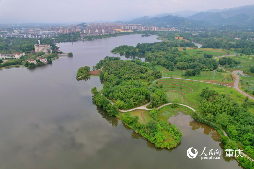 行進(jìn)中國(guó)丨一波碧水潤(rùn)梁平“你側(cè)過(guò)身，從這個(gè)角度拍，要有后面的湖水和藍(lán)天?！?月10日，重慶市民吳女士和朋友來(lái)到位于梁平區(qū)的雙桂湖國(guó)家濕地公園游玩……
