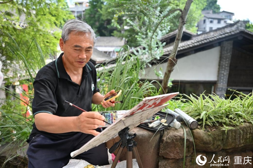 行進(jìn)中國(guó)丨山城江岸，消費(fèi)起新風(fēng)“上新街站到了，請(qǐng)下車的乘客帶好隨身物品，從左側(cè)車門……”地鐵剛停穩(wěn)，趙建軍擰起畫具箱，起身走出車廂，從地鐵站一號(hào)出口出來(lái)……