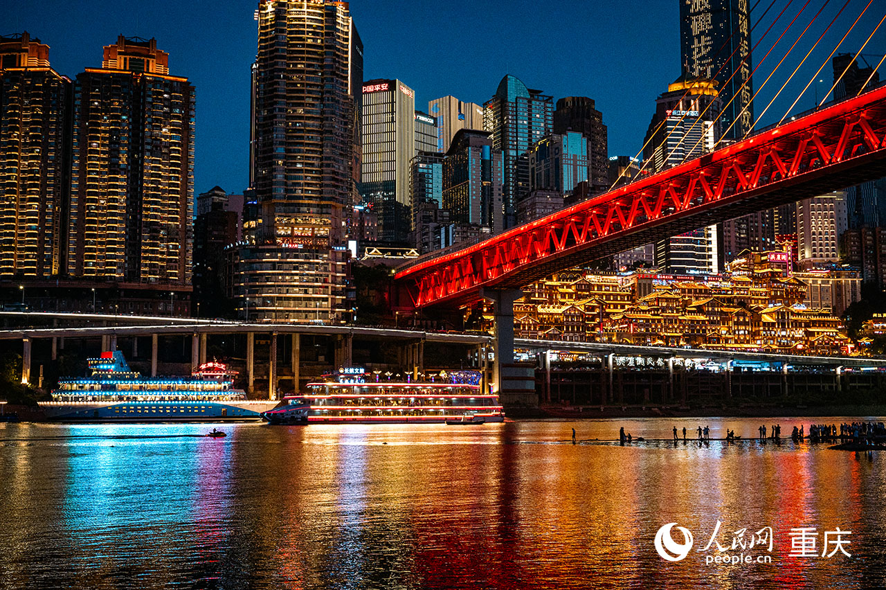 大型觀光游船來(lái)來(lái)往往，美麗的重慶夜景吸引不少游客游覽。鄒樂(lè)攝