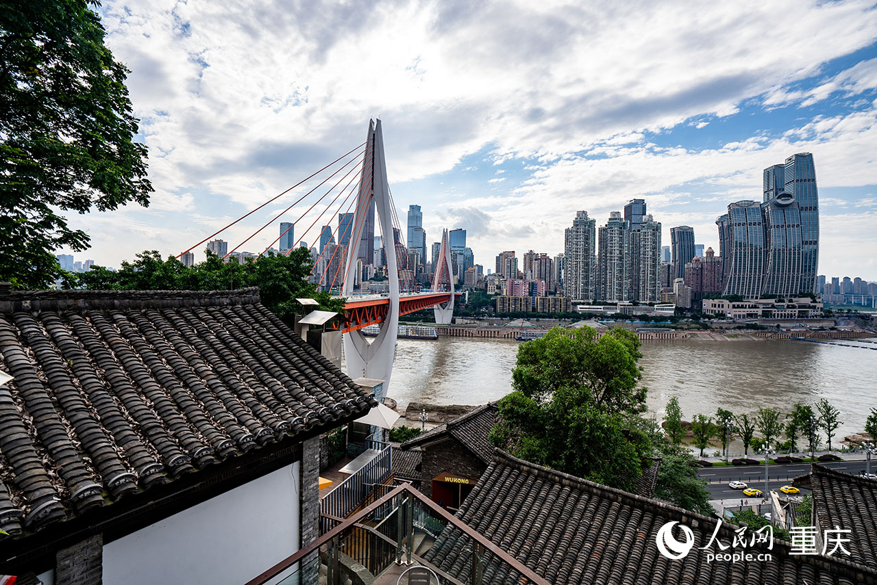 從下浩里老街遠(yuǎn)眺渝中半島。人民網(wǎng)記者 許崢攝