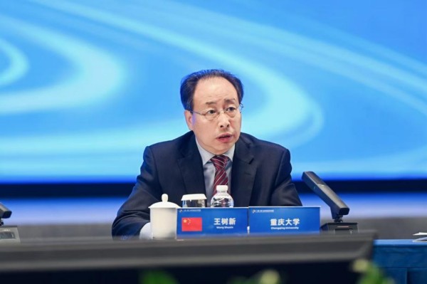 “一帶一路”大學科技合作聯(lián)盟理事會主席、重慶大學校長王樹新宣布交流合作計劃正式發(fā)布。主辦方供圖