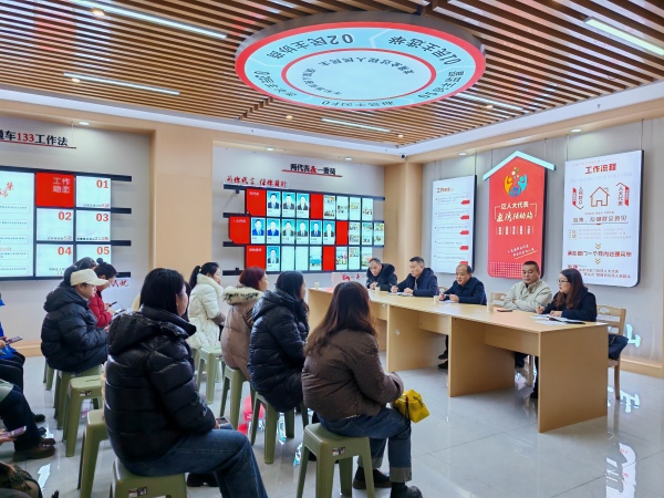 實(shí)踐站駐站代表現(xiàn)場收集選民意見建議。艾天揚(yáng)攝
