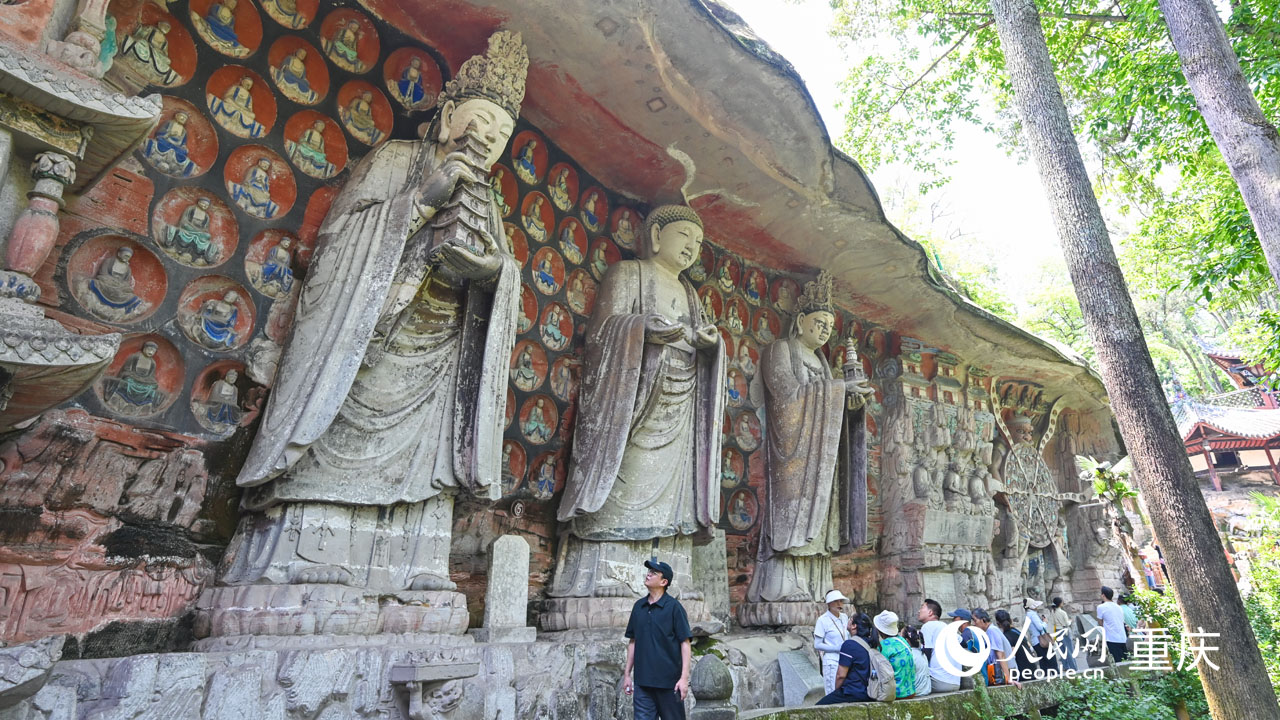 游客在大足石刻寶頂山石刻景區(qū)游覽參觀。人民網(wǎng) 曹欣悅攝