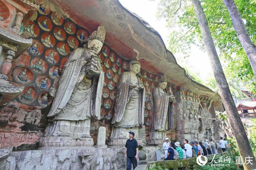 行進(jìn)中國(guó)丨世界遺產(chǎn)賦能國(guó)際文旅名城建設(shè)在重慶文旅產(chǎn)業(yè)蓬勃發(fā)展的浪潮中，大足區(qū)憑借大足石刻的獨(dú)特魅力，正加速?gòu)摹拔穆觅Y源富礦”向“國(guó)際文旅名城”蛻變...