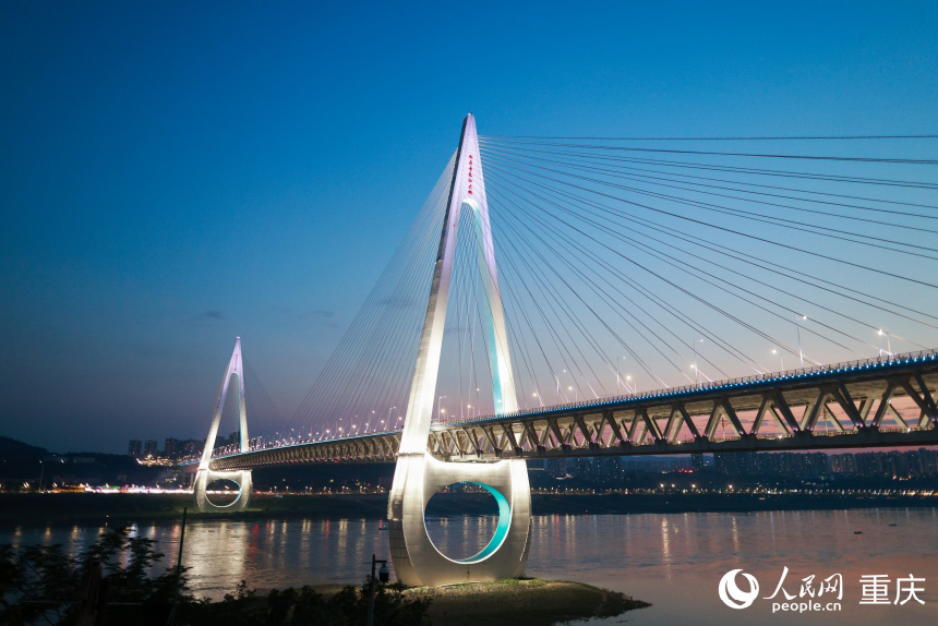 行進(jìn)中國(guó)丨“橋”見重慶“未來(lái)感”藍(lán)天、白云、大江、大橋……近日，重慶白居寺長(zhǎng)江大橋憑借其獨(dú)特的設(shè)計(jì)，成為市民游客夏日出游爭(zhēng)相打卡的景觀。其巍峨的橋塔矗立在長(zhǎng)江兩岸...
