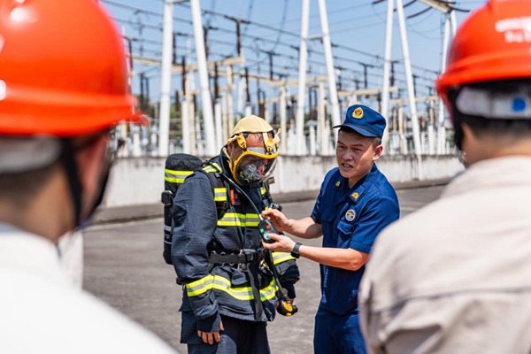 消防人員指導穿呼吸器。國網(wǎng)重慶永川供電公司供圖