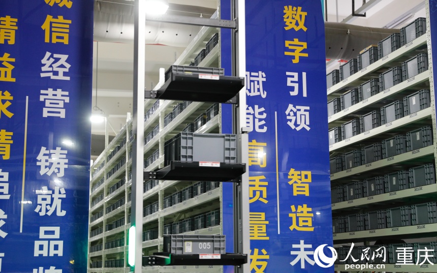 行進(jìn)中國(guó)丨看不見的5G 看得見的智能沒5G：工廠的生產(chǎn)流程主要依賴工廠以太網(wǎng)和傳統(tǒng)Wi-Fi，存在布線復(fù)雜、移動(dòng)性差和數(shù)據(jù)采集延遲等問(wèn)題。有5G：通過(guò)大量5G設(shè)備、傳感器...
