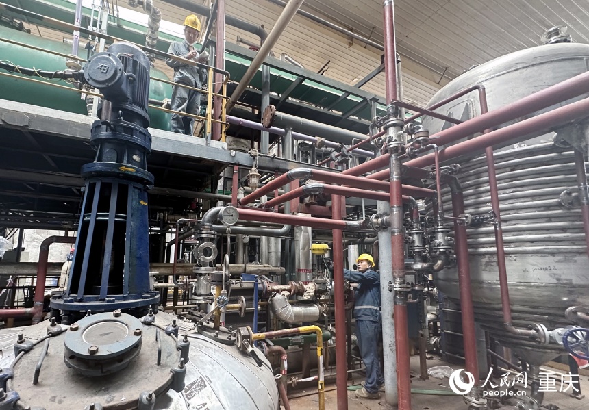 行進(jìn)中國(guó)丨綠色賬戶“碳”新路電焊火花四濺、切割聲不絕于耳、工人們穿梭忙碌……站在似火的驕陽(yáng)下，望著火熱的生產(chǎn)車間改造現(xiàn)場(chǎng)，劉琳感慨萬(wàn)千：沒想到一個(gè)小小的企業(yè)...