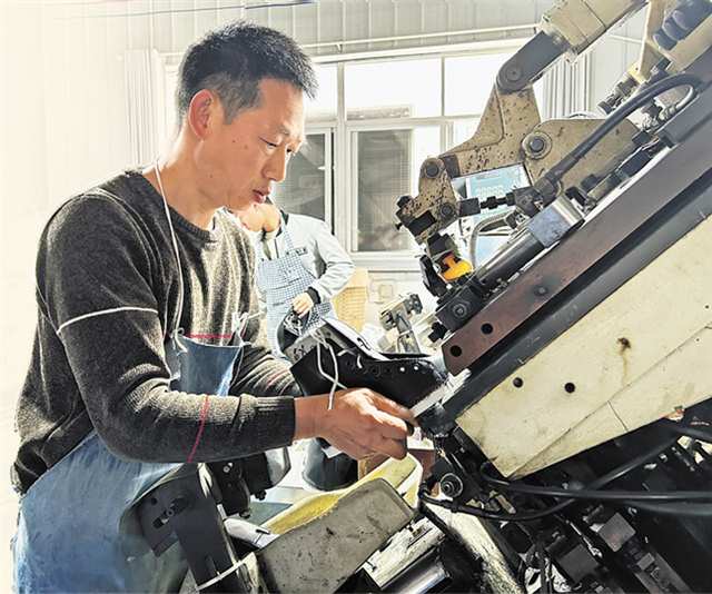    奉節(jié)縣安坪鎮(zhèn)弘源鞋業(yè)就業(yè)幫扶車(chē)間內(nèi)，員工在制作板鞋。（本報(bào)資料圖片）記者 蘇暢 攝/視覺(jué)重慶