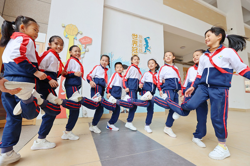 福建泉州市晉光小學的學生們在課間開展活動。學校供圖