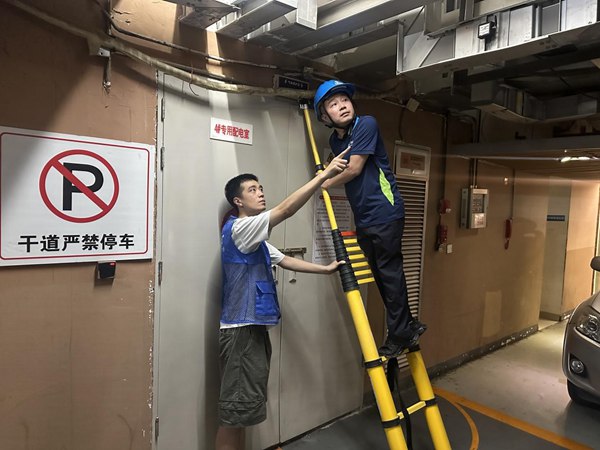 重慶移動(dòng)施工團(tuán)隊(duì)現(xiàn)場(chǎng)網(wǎng)絡(luò)調(diào)試。重慶移動(dòng)供圖