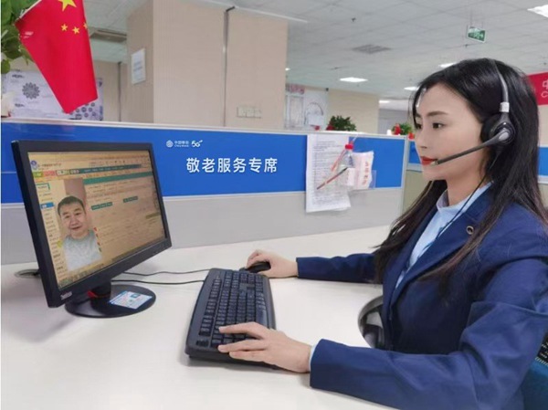 重慶移動(dòng)10086員工正在與客戶進(jìn)行5G視頻溝通。重慶移動(dòng)供圖