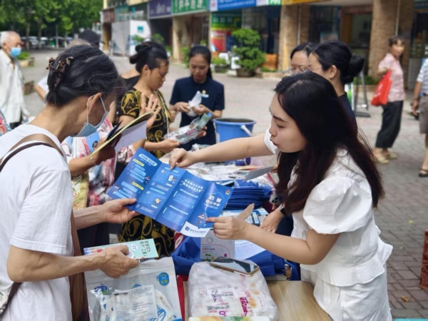 工作人員開展反詐宣傳。龍山街道供圖