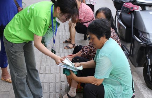 實踐團成員穿梭鄉(xiāng)鎮(zhèn)集市宣傳環(huán)保知識。重慶工商大學供圖