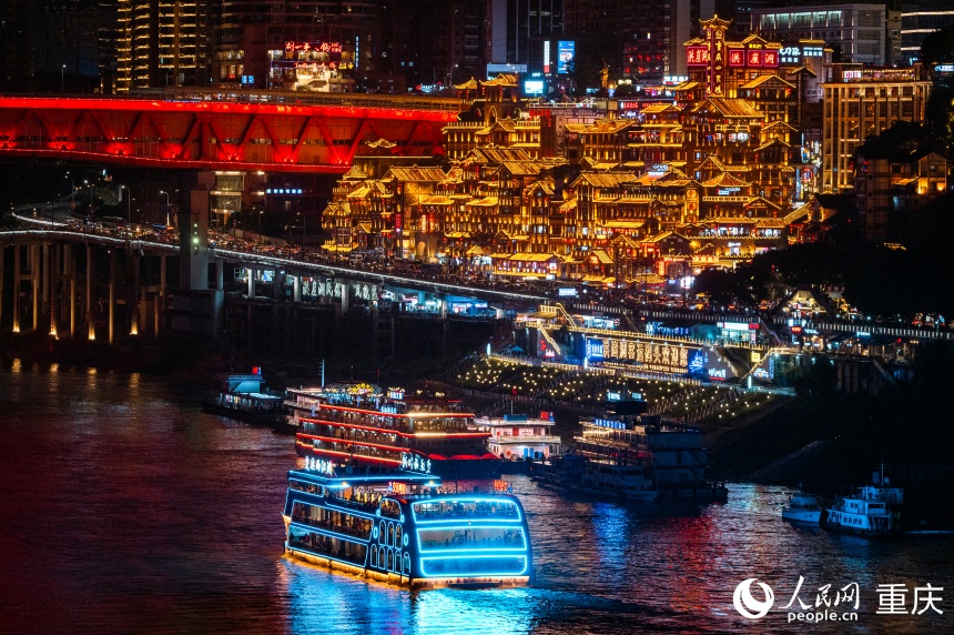 游客乘坐游船觀光重慶兩江夜景。人民網(wǎng) 鄒樂攝