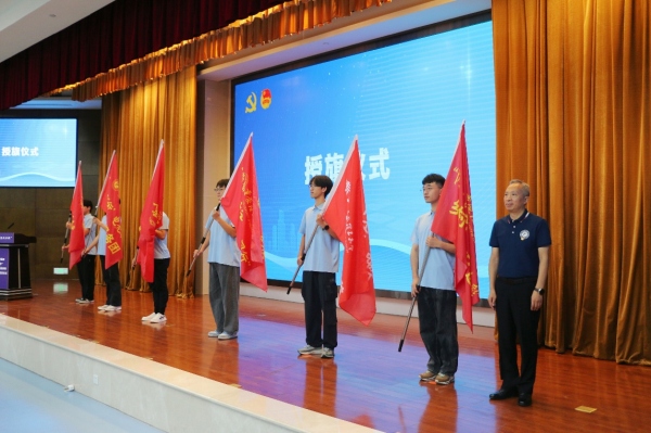 該校黨委常委、副校長曾憲軍為實踐團隊授旗。重慶理工大學供圖