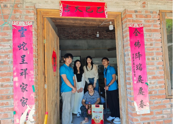 實(shí)踐團(tuán)入戶走訪村民。重慶財(cái)經(jīng)學(xué)院供圖