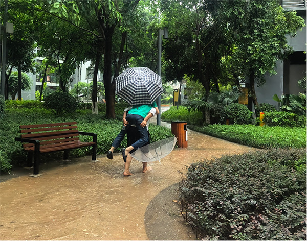 東原香郡社區(qū)物業(yè)人員護送業(yè)主。東原仁知供圖