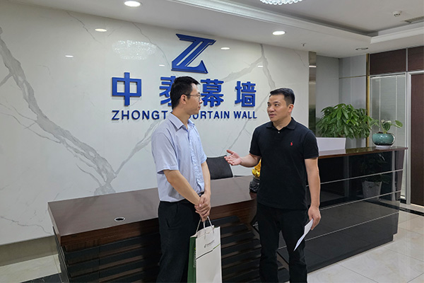 銀行客戶經(jīng)理走訪企業(yè)。郵儲銀行重慶兩江分行供圖