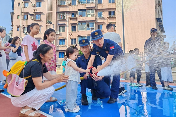 “2025暑期小小消防員職業(yè)體驗活動”。重慶市涪陵區(qū)消防救援局供圖