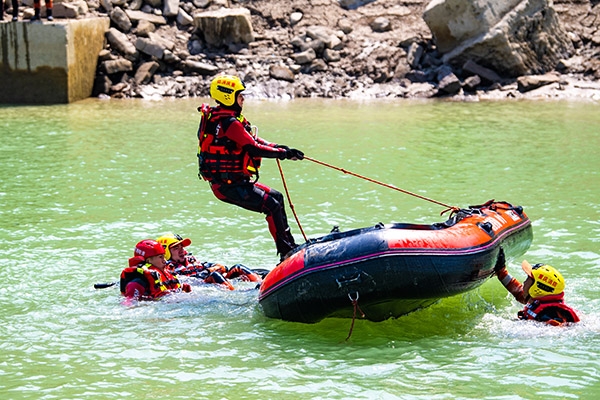 水域救援訓練。重慶市涪陵區(qū)消防救援局供圖