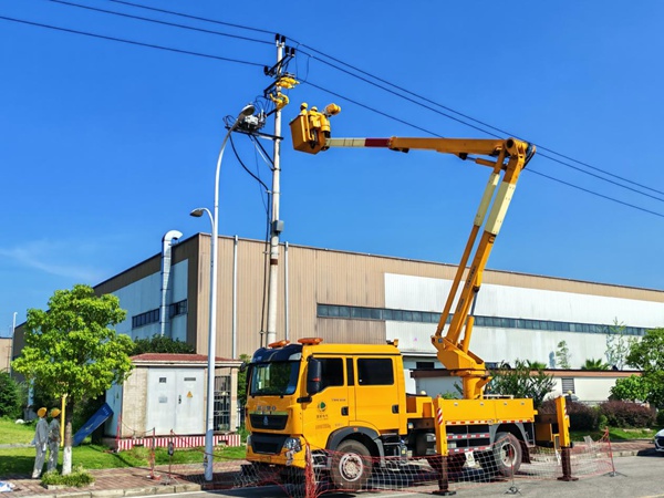 帶電作業(yè)現(xiàn)場。國網重慶永川供電公司供圖