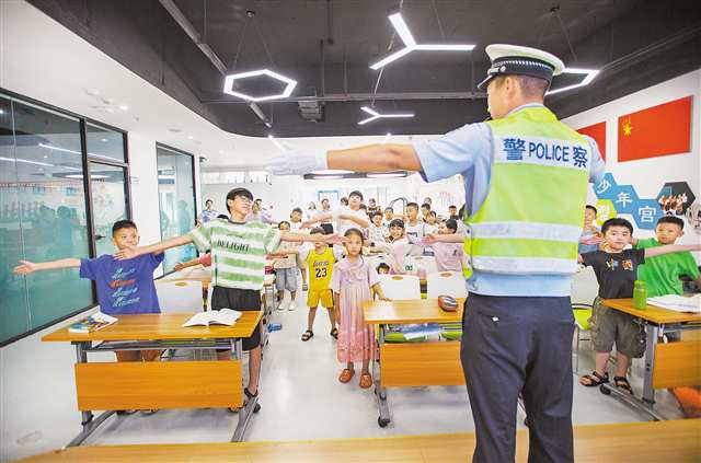 7月14日，九龍坡區(qū)白市驛黨群服務(wù)中心，交警正在為托管班的孩子上安全課。記者 尹詩(shī)語(yǔ) 攝/視覺(jué)重慶