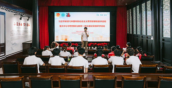 宣講團(tuán)成員分享紅色故事。重慶電力高等?？茖W(xué)校供圖