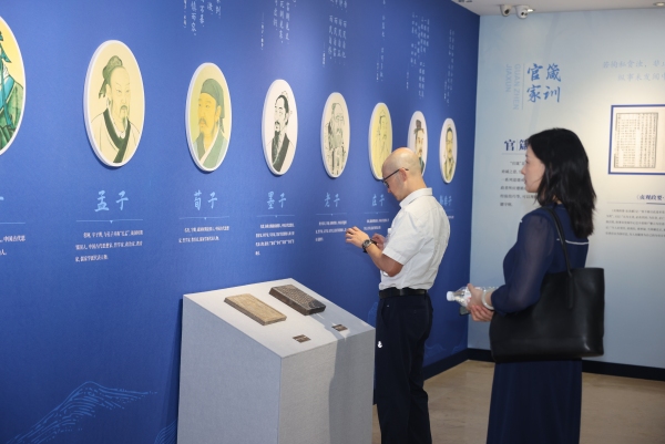 觀眾現(xiàn)場觀展。江北區(qū)委宣傳部供圖