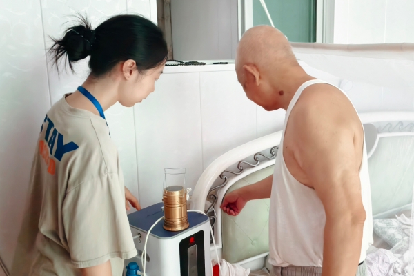 社區(qū)工作人員入戶為向運(yùn)吉講解“安全三件套”的使用方法。大渡口區(qū)融媒體中心供圖