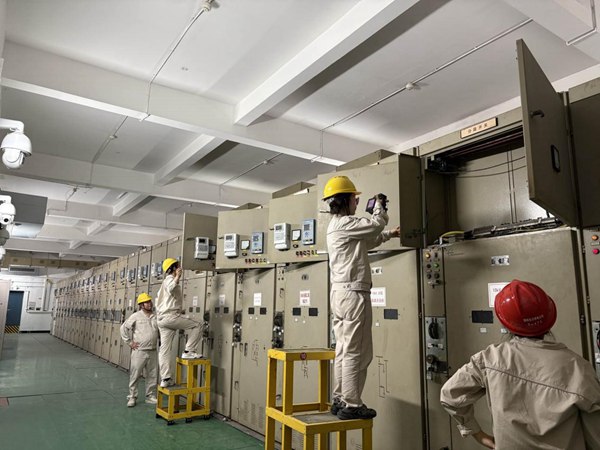 電力員工對電網(wǎng)設(shè)備進(jìn)行巡檢。國網(wǎng)重慶永川供電公司供圖
