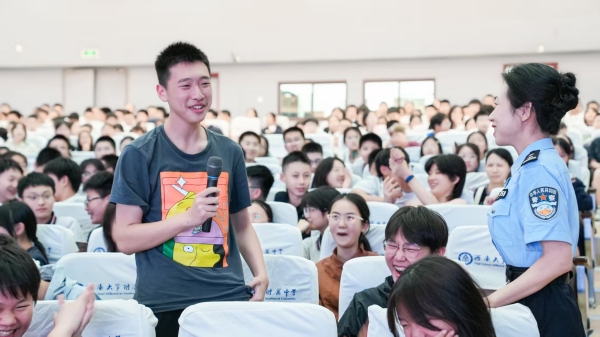 民警深入西南大學(xué)附屬中學(xué)開展反詐宣講。北碚區(qū)公安分局供圖