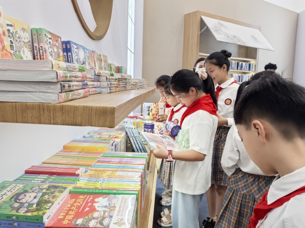 學生挑選自己心儀的書記。徐雯瑄攝