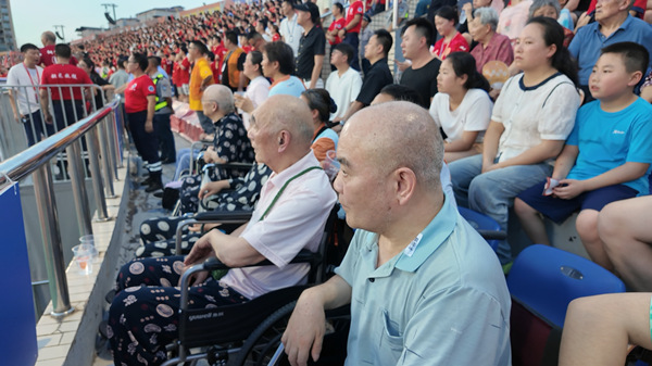 老人們正在看比賽。光大百齡幫供圖